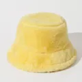 Sombrero de pescador de felpa amarillo suave para calidez invernal y estilo elegante - Talla única / Amarillo claro