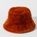 Gemütlicher rostorangener Kunstfell-Fischerhut für winterliche Wärme und Style. - Einheitsgröße / Braun