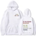 Vista dettagliata della felpa con cappuccio bianca con stampe di testo stimolanti. - Taglia S / Top / Bianco