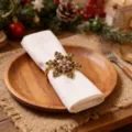 Wunderschöner Weihnachts Schneeflocken Serviettenring mit Strass Tischdeko Detail. - Gold