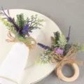 Portatovagliolo rustico in fiore artificiale con cerchio di legno e decorazione di piante verde. - Arcobaleno