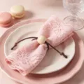 Holzperlen Serviettenring Nahaufnahme, elegante rosa Spitzenserviette für Tischdekoration - Holzperlen Geflochtener Stil