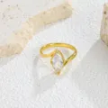 Primer plano detallado de un elegante anillo de acero inoxidable con zirconio. - Talla 7 / Dorado