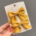 Simpatiche mollette per capelli con fiocco in tessuto giallo senape per bambine. - Un paio / Curcuma