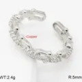 Primo piano dettagliato dell'anello a catena aperto in argento con zirconi lucidi stile ferro di cavallo. - Stile Fibbia Ferro di Cavallo Sottile Pave (3)