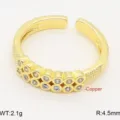 Primo piano dettagliato dell'anello aperto in rame dorato con zirconi scintillanti. - Aperto regolabile / Stile Micro Pave a Doppia Fila (1)