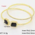 Dettaglio del bracciale rigido doppio in rame bagnato d'oro con pietra nera e zirconi. - Nero