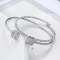 Silberner Strass offener Armreif, elegantes zweilagiges Manschetten Schmuckstueck. - Quadratischer Geometrischer Pavé-Stil / Silber