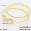 Primo piano dettaglio del bracciale rigido aperto in rame con zirconi cubici scintillanti. - Bianco