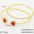 Bracciale aperto bagnato oro con zircone cuore rosso e pietre luminose per donna elegante. - Rosso