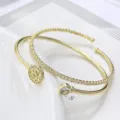 Brazalete de puño doble bañado en oro con circonitas brillantes, diseño abierto elegante mujer. - Estilo Geométrico Estrella de Ocho Puntas / Dorado