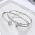 Elegante pulsera doble de plata con diamantes brillantes y detalle de corona para mujer. - Estilo Corona Micro-incrustado / Plateado