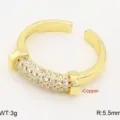 Primo piano dettagliato dell'anello aperto in rame dorato pavimentato di zirconi geometrici. - Aperto regolabile / Stile Dado Geometrico Micro-Pave (3)
