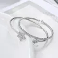 Silbernes Strass Blumen Offenes Armband Set, elegantes Modeschmuck Set fuer Damen - Stil mit fünfblättrigen Blüten / Silber