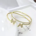 Bracciali rigidi aperti placcati in oro con ciondoli a farfalla in cristallo brillante. - Stile Farfalla a Doppio Strato / Oro