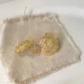 Vista di dettaglio di eleganti orecchini a lobo in zircone con design plissé irregolare. - Foglia Plissettata Irregolare