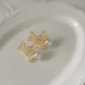 Vista dettagliata di eleganti orecchini a lobo con perle e farfalle in zircone. - Oro Perla Artificiale Bianco