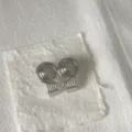 Primo piano di orecchini a spirale vintage argentati con dettagli geometrici dal design unico. - Stile Spirale 3D (1) / Argento