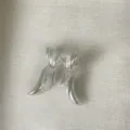 Primo piano dettagliato di orecchini pendenti in argento con zirconi microincastonati, finitura. - Stile Petalo Intrecciato 3D (2) / Argento