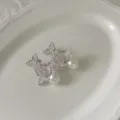 Splendidi orecchini a perno con farfalla in rame 18k, perla e zirconi, ideali per la stagione. - Argento Perla Artificiale Bianco