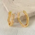 Squisiti orecchini a cerchio cavi in zircone placcato oro 18k, design geometrico dettagliato. - Stile Nido Ape Cavo / Stile Rigato Cavo Dorato