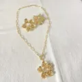 Set collana e orecchini in acciaio inossidabile dorato, vista dettagliata di gioielli. - Stile Stella E Fiore (G1) / Oro