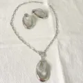 Set di collana e orecchini in acciaio inossidabile con dettaglio ciondolo geometrico. - Stile Ovale Cavo (2) / Argento