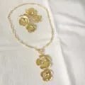 Exquisites 18k vergoldetes Blumen Halskette und Ohrringe Set mit schickem OT-Verschluss. - Stereo-Blumenstil (G3)