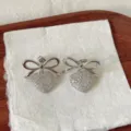 Pendientes colgantes de lazo y corazón de circonita pavé plateados, vista detallada elegante. - Estilo Corazón con Lazo Plateado (2) / Plateado