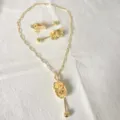 Details des 18k vergoldeten Blumen Anhänger Halskette und Ohrringe Schmuck Set. - Blumen- Und Perlenstil (G5)