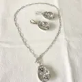 Edelstahl OT-Verschluss Halskette Ohrring Set mit Blumen Löffel Anhänger Details für Abendmode. - Blumenrelief-Stil (6)