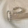 Orecchini a cerchio traforati in zircone argento, dettaglio con trama metallica e brillante. - Stile Linee Attorcigliate Argentato