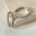 Squisiti orecchini a cerchio in zircone con finitura metallica elegante e chic. - Stile Cerchio Classico Argentato