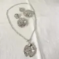 Edelstahl silberfarbenes Blumen Anhänger Halskette Ohrringe Set Detailansicht für elegante Abendmode. - Silber-Blumenstil (10)