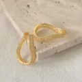 Squisiti orecchini a cerchio geometrici in zircone pavé cavo placcato in oro elegante. - Stile Irregolare Aerodinamico Dorato