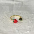 Primo piano del grazioso anello aperto con fragola e fiore, rame dorato con smalto. - Aperto regolabile / Stile Fragola e Fiore (1)