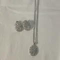 Bellissimo dettaglio della parure collana e orecchini in zircone con bussola raggiata argentata. - Stile Bussola Vintage Argento