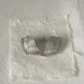 Detailansicht der trendigen europäisch-amerikanischen Flügel-Muschel-Ohrringe mit Zirkon. - Flügel Stil (3)