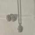Zilverkleurige sieradenset met ketting met hanger en oorbellen met zirkonia stenen. - Zilver Maastextuur Stijl