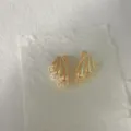 Nahaufnahme von vergoldeten Muschel Ohrringen mit funkelnden Zirkonia Steinen Detail. - High Sense Muschel (G4)