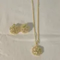 Vergulde klaver kompas hanger ketting en oorknopjes set met schitterende zirkonia. - Goud 3D Bloem Stijl