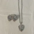 Set di gioielli collana e orecchini a forma di foglia argentati con zirconi lucidi. - Stile Foglia 3D Argento