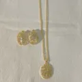Elegante Collana Con Pendente A Raggio Di Sole In Zirconia Placcata Oro E Orecchini - Stile Bussola Vintage Oro