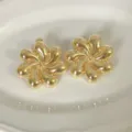 Vista dettagliata di orecchini dorati creativi a forma di fiore a spirale, eleganti. - Petalo a Voluta a Goccia d'Acqua