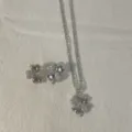 Zilverkleurige klaverblad halsketting en oorbellen set met schitterende zirkonia stenen. - Zilver Klaver Stijl