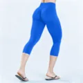 Gedetailleerd overzicht van blauwe naadloze scrunch butt yoga capri legging, fitness broek. - XS / Bottoms / Elektrisch Blauw