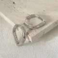 Eleganti orecchini a cerchio geometrici in zirconia, design metallico raffinato e moderno. - Stile Quadrato Argento