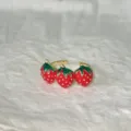 Primo piano dettagliato di un simpatico anello aperto smaltato fragola rossa, rame. - Aperto regolabile / Stile Tripla Fragola (2)