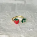 Vista dettagliata di anello aperto con fragola smaltata, grazioso gioiello in rame regolabile. - Aperto regolabile / Squisito Stile Fragola e Fiore (4)