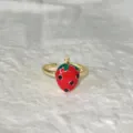Primo piano dettaglio anello aperto smalto fragola dolce, design frutta carino, regolabile. - Aperto Regolabile / Stile Fragola Rossa e Foglia Verde (5)